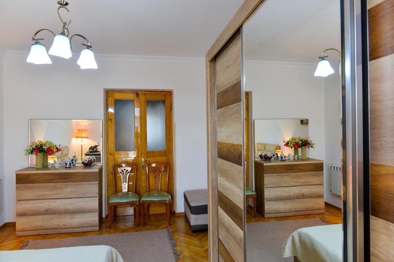Apartment On Rustaveli Avenue Kutaiszi Kültér fotó