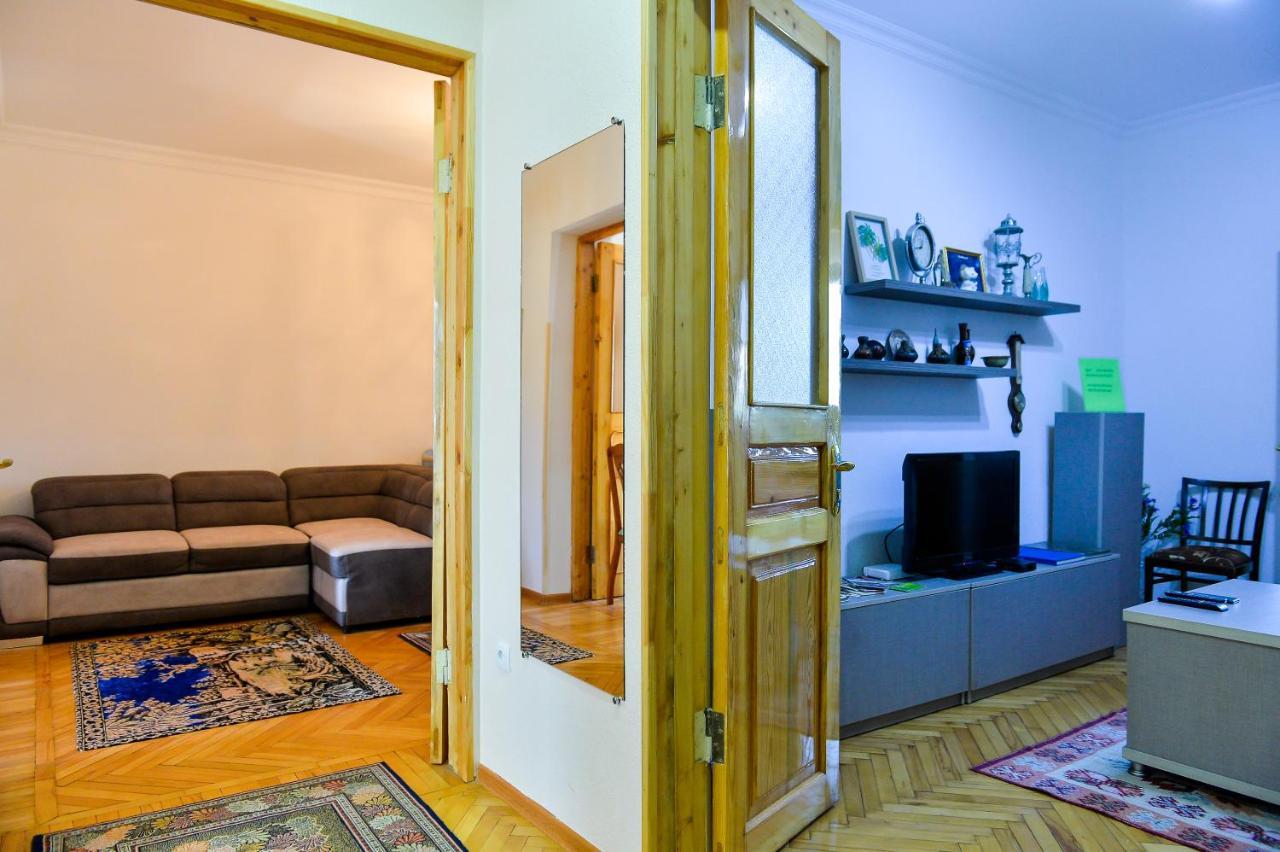 Apartment On Rustaveli Avenue Kutaiszi Kültér fotó